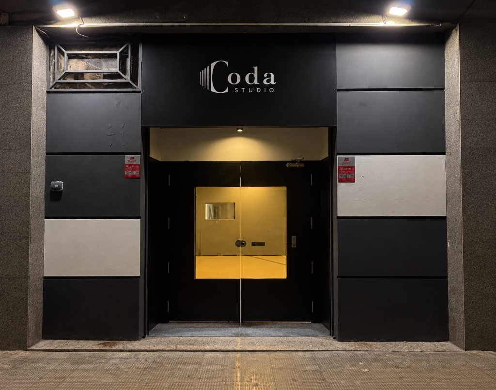 Fachada iluminada de Coda Studio con horario nocturno