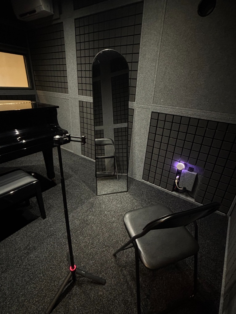 Cabina acústica Coda Studio con atril, soporte y espejo de postura